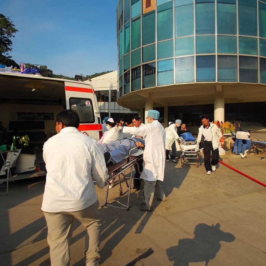 上海中医药大学附属龙华医院(上海龙华医院)私人救护车租赁到厦门市思明区 救护车出租租车多少钱