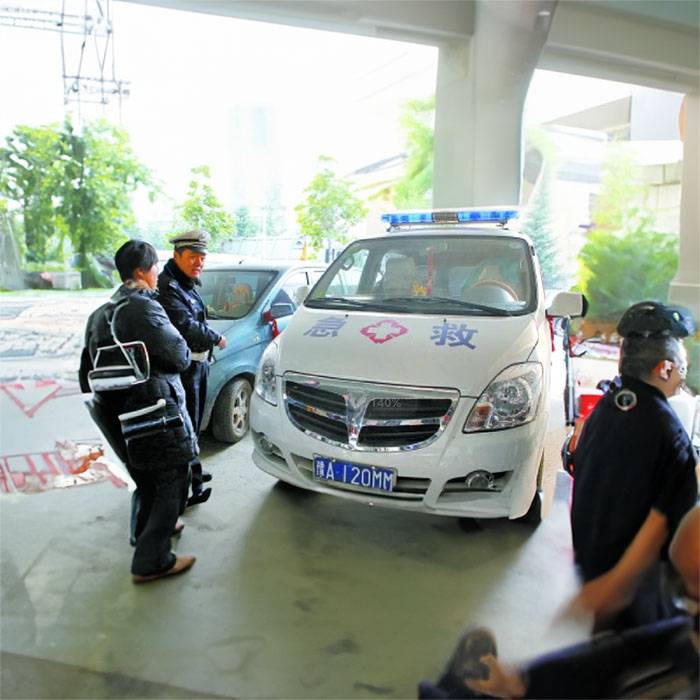 中南大学附属湘雅三医院租私家救护车转院到洛阳市 出租转院救护车多少钱
