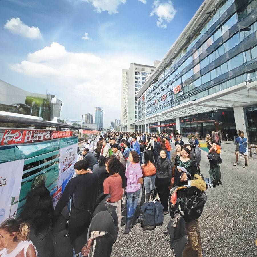 成都医学院附属医院（成都军医学院附属学院、解放军47医院）出租急救车护送到漯河市临颍县 救护车租赁多少钱出租公司