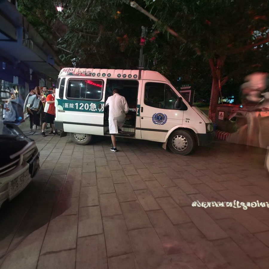 重庆医科大学附属第二医院租赁私人救护车到保山市腾冲县 医院救护车出租是多少钱一公里