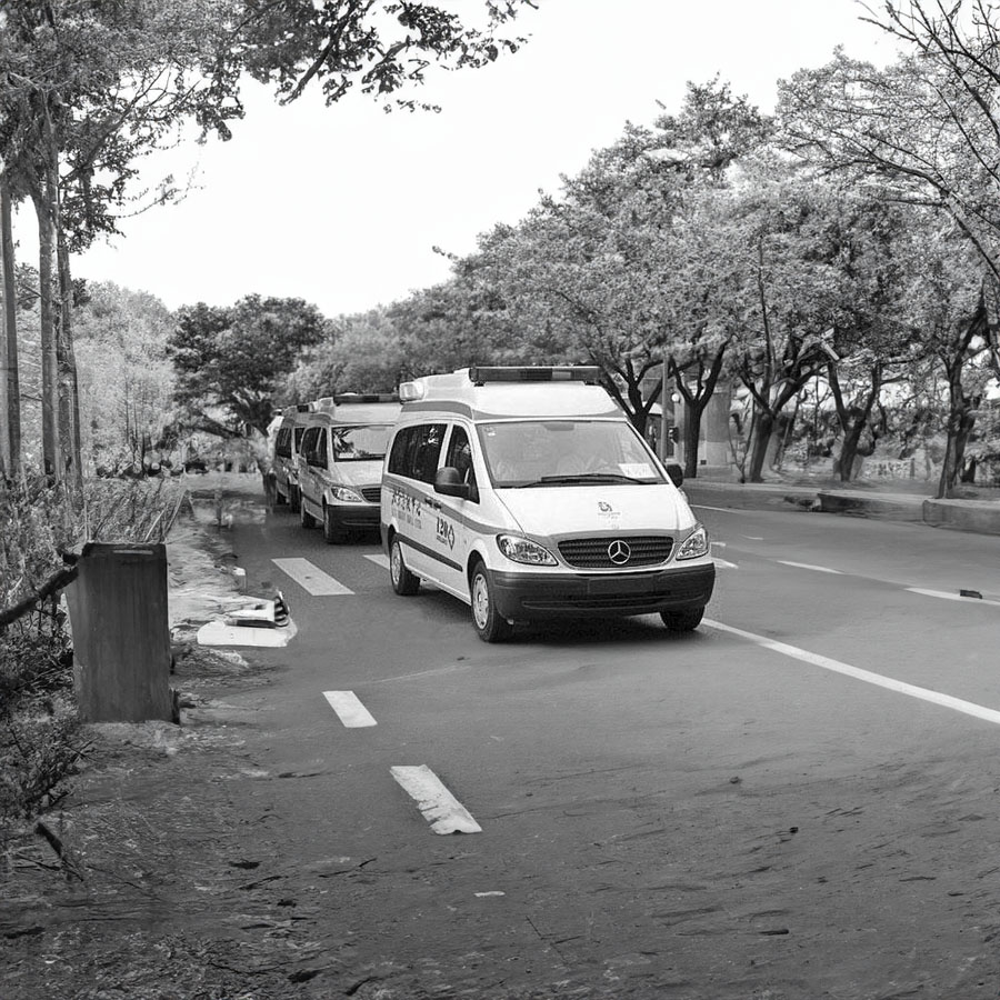 乌鲁木齐市友谊医院租私人急救车到营口市市辖区 救护车出租一般多少钱