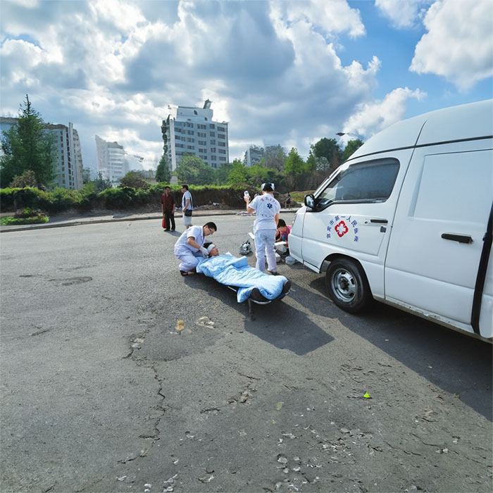 武汉精神卫生中心租赁私人救护车转运到茂名市信宜市 救护车出租要多少钱