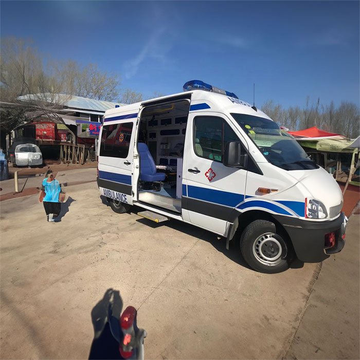 新疆医科大学第二附属医院七道湾医院租私人救护车到咸阳市泾阳县 私人救护车出租一般多少钱