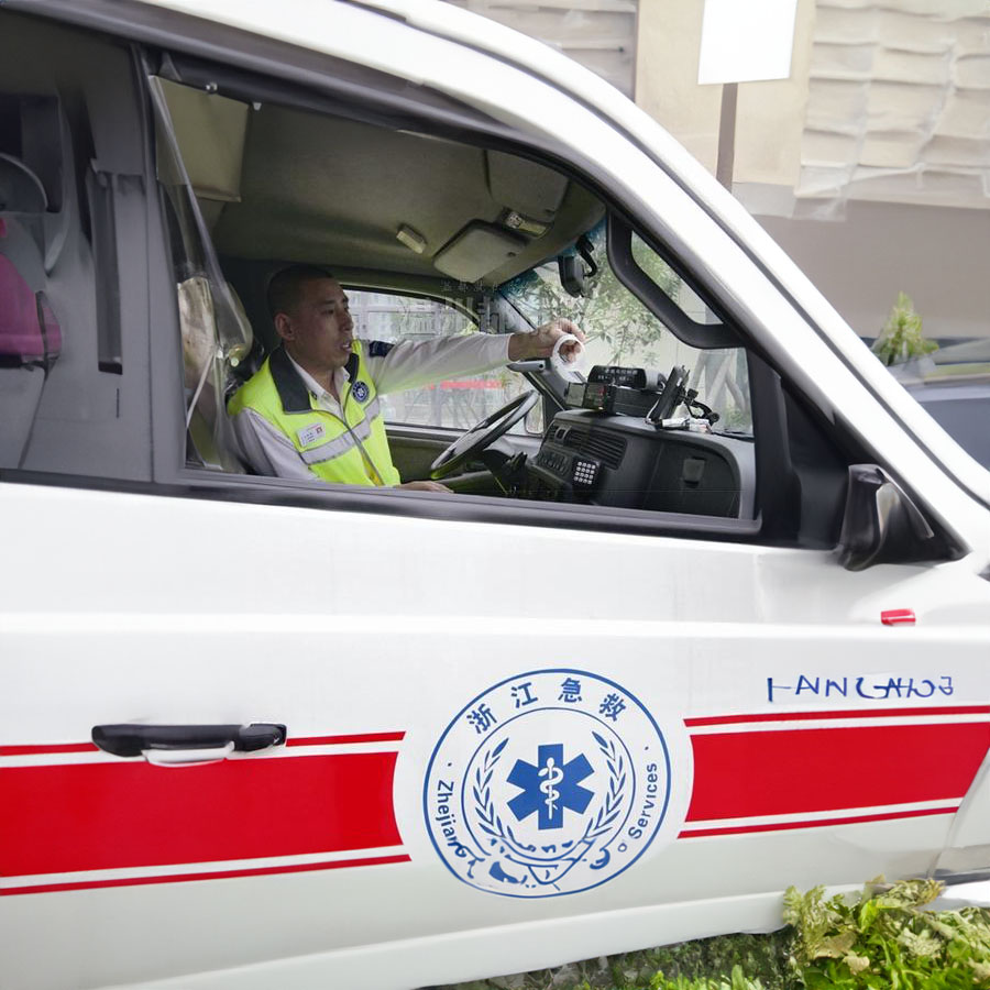 黑龙江省农垦总局总医院（黑龙江省肿瘤二院）私人救护车租赁到伊春市西林区 救护车出租一般多少钱公司