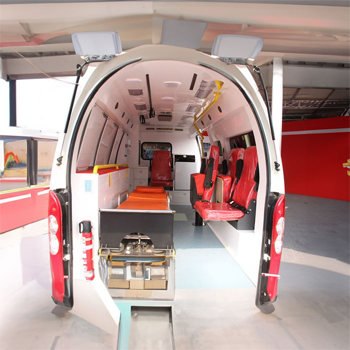 鞍钢集团公司铁东医院租赁私人救护车转运到成都市崇州市 救护车出租一般多少钱公司